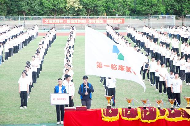 图片包含 草, 桌子, 狗, 男人描述已自动生成